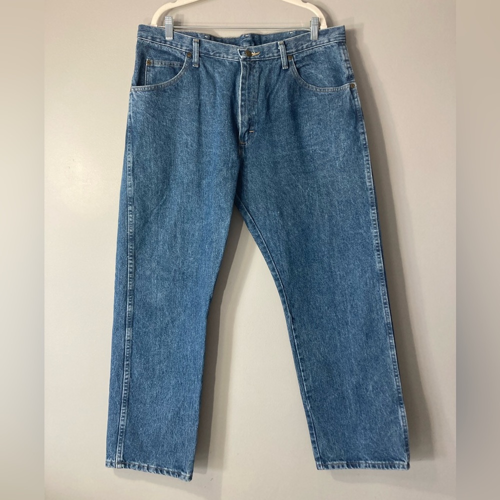 Men’s Wrangler Denim Blue Jeans
Size 38 X 29 Regular Fit 
Medium Wash